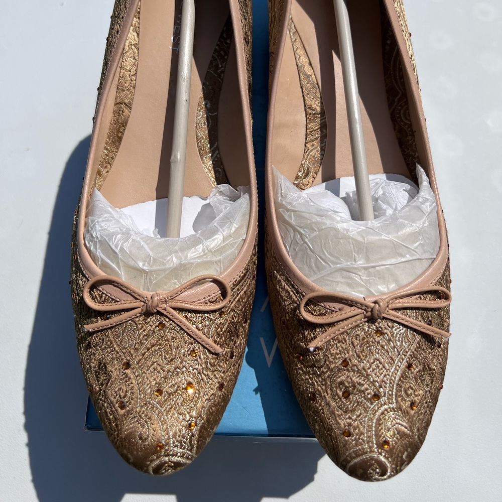 Nine West. Beautiful embellished shoe. Autumn colors. Rhinestones. Worn once.